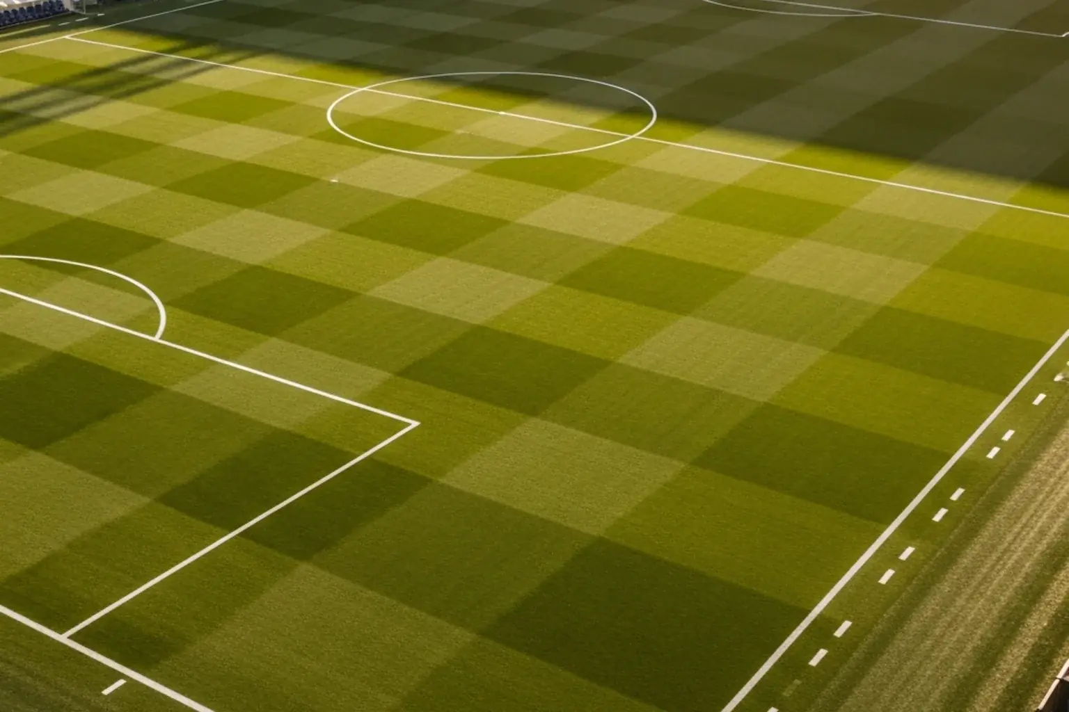 Vista aérea de un campo de fútbol MLS con césped natural y las líneas del terreno de juego marcadas